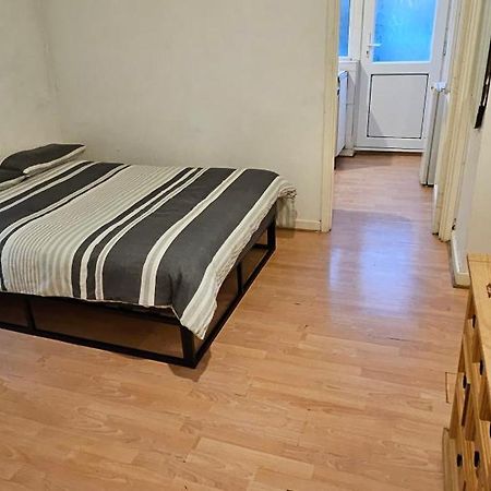 No Frills & Nothing Fancy 1 Bed Studio City Centre Cardiff Exteriör bild
