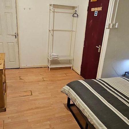 No Frills & Nothing Fancy 1 Bed Studio City Centre Cardiff Exteriör bild